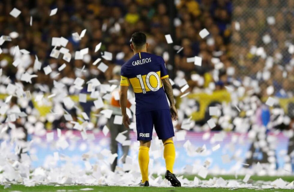Se demoró el Superclásico por el exceso de "papelitos" en el estadio y estallaron los memes