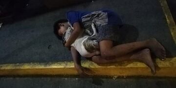 Una sensible imagen de un nene que duerme abrazado a su perro se convirtió en viral