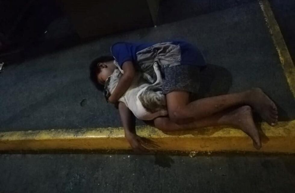 Una sensible imagen de un nene que duerme abrazado a su perro se convirtió en viral