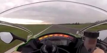 Motociclista se filmó manejando a 300 km/h en Autopista Rosario