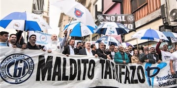 Un sector de la CGT protesta contra el aumento a las tarifas y el FMI en el Obelisco