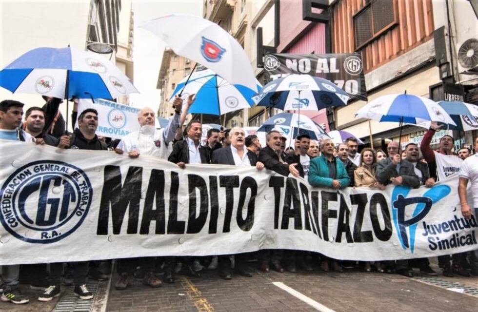 Un sector de la CGT protesta contra el aumento a las tarifas y el FMI en el Obelisco