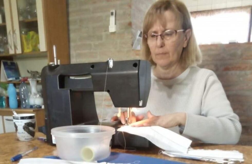 Tresarroyenses que dejaron de lado su actividad para fabricar mascaras y tapabocas
