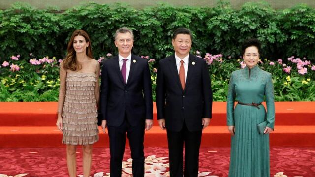 DSB24. Beijing (China), 14/05/2017.- Chinese President Xi Jinping (C-R), his wife Peng Liyuan (R), Argentinian President Mauricio Macri (C-L) and his wife Juliana Awada (L) attend the welcoming banquet for the Belt and Road Forum, in Beijing, China, 14 May 2017. The Belt and Road Forum, expected to lay the groundwork for Beijing-led infrastructure initiatives aimed at connecting China with Europe, Africa and Asia, runs from 14 to 15 May. EFE/EPA/JASON LEE / POOL