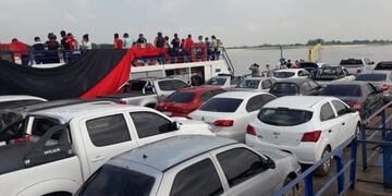 La balsa que va de Puerto Pilcomayo a Itá Enramada en el Paraguay fue tomada por sabaleros