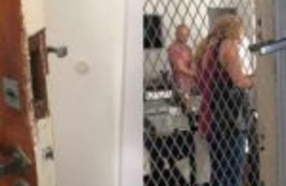 Delincuentes vaciaron dos departamentos en Rioja al 1700