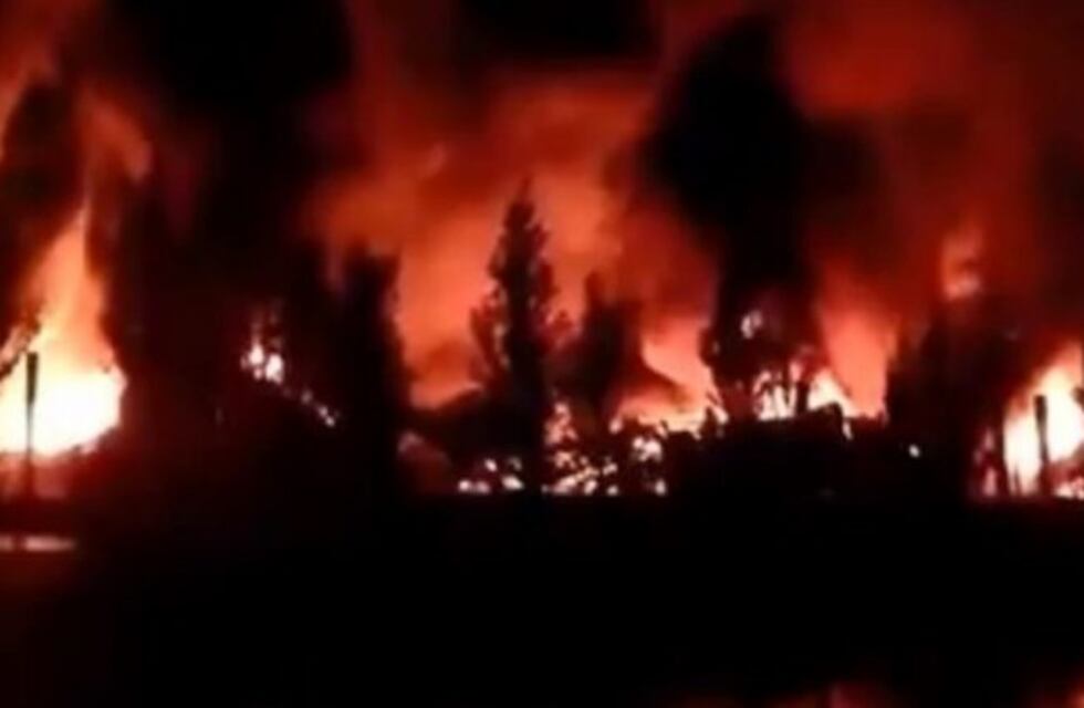 Se incendió una guardería náutica en Villa La Ñata y hay cientos de lanchas quemadas