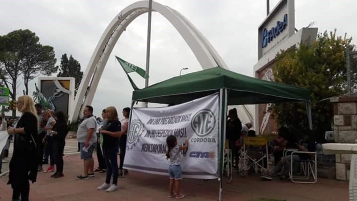 Hubo una protesta frente a Fadea (@federgiuliani)