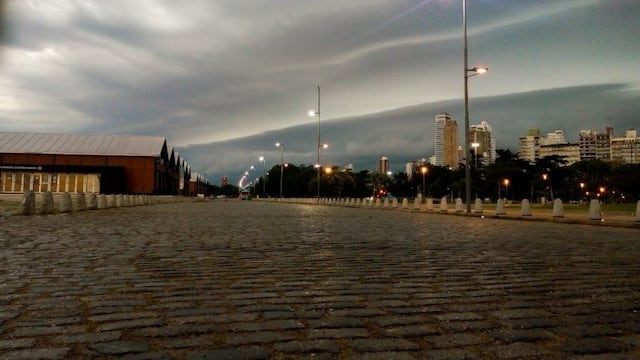 En la ciudad se registraron abundantes lluvias durante el sábado y el cielo sigue cubierto. (@paulocolacrai)