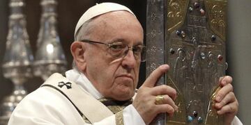 EPA9853\u002E CIUDAD DEL VATICANO (VATICANO), 29/03/2018\u002E- El papa Francisco levanta un ejemplar del Nuevo Testamento mientras oficia la misa crismal en la basílica de San Pedro del Vaticano, hoy, 29 de marzo de 2018\u002E EFE/ Ettore Ferrari