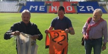 Leopoldo J\u002E Luque, residente en Mendoza y campeón con Argentina en el Mundial '78, recibió a los holandeses Brandts y Haan\u002E