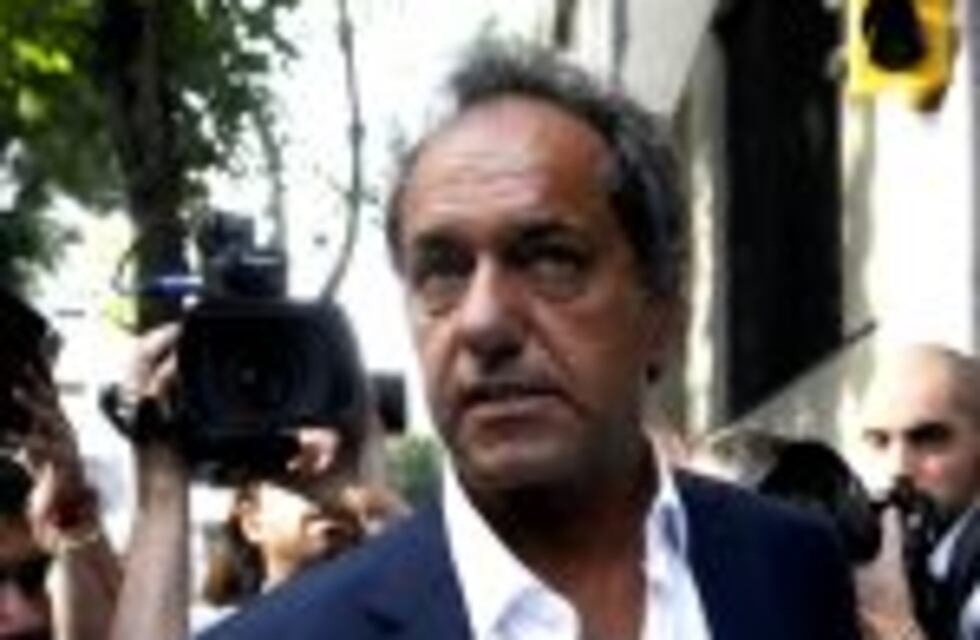 Luego de declarar que la gente tiene menos sexo por la crisis económica, Scioli se cruzó en Twitter con una famosa marca de preservativos