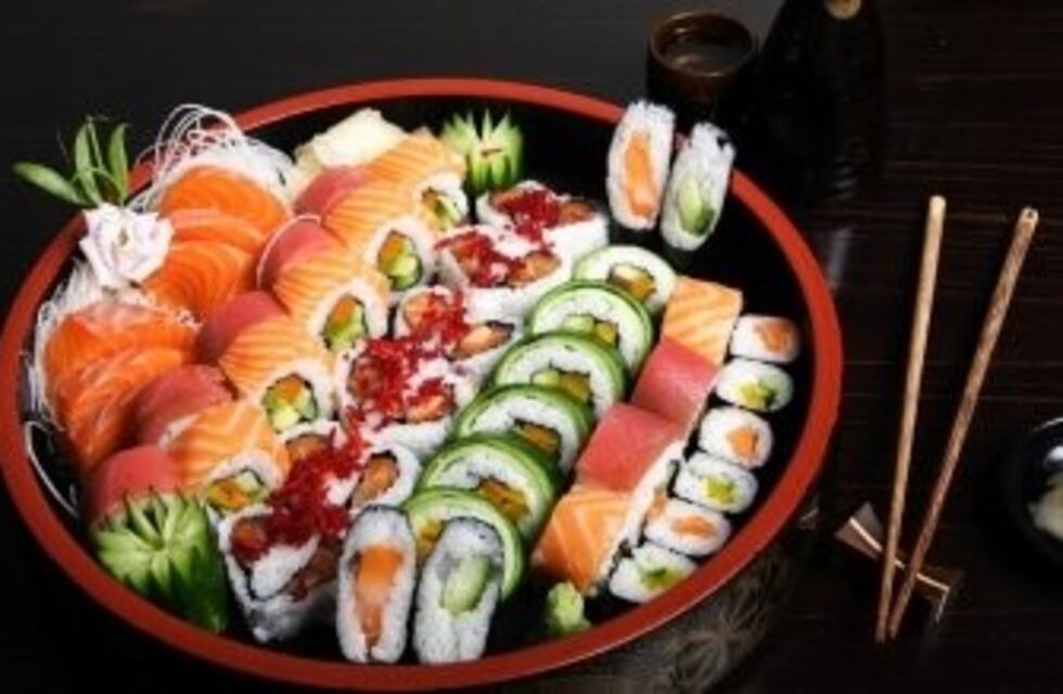 Encuentran un gusano vivo en la garganta de una mujer tras comer sushi