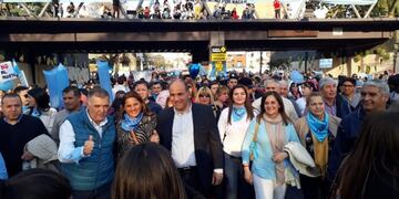 Manzur y Jaldo estuvieron presentes en la marcha contra la legalización del aborto en Tucumán\u002E