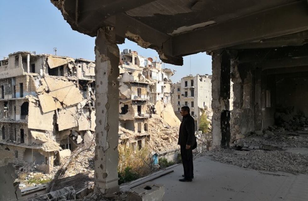 Un sacerdote cuyano en medio de la pobreza y las ruinas en Siria tras el conflicto con ISIS