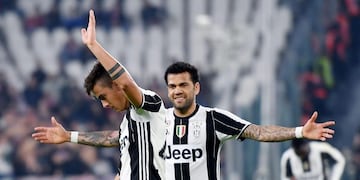 Juventus' Paulo Dybala, left, jubilates after scoring the goal (2-0) during the Italian Serie A soccer match Juventus FC vs US Palermo at Juventus Stadium in Turin, Italy, 17 February 2017. ANSA/ ALESSANDRO DI MARCO