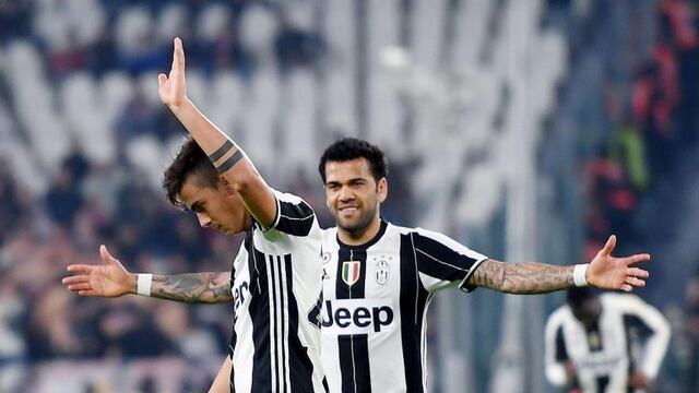 Juventus' Paulo Dybala, left, jubilates after scoring the goal (2-0) during the Italian Serie A soccer match Juventus FC vs US Palermo at Juventus Stadium in Turin, Italy, 17 February 2017. ANSA/ ALESSANDRO DI MARCO