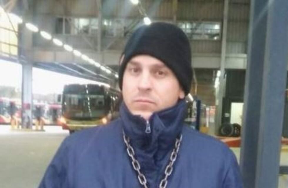 Un chofer despedido de la línea 60 se encadenó a la terminal de Barracas