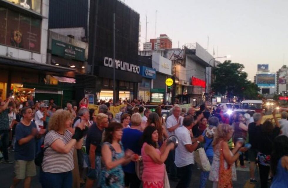 "Ruidazo" en algunos barrios porteños contra los aumentos de tarifas