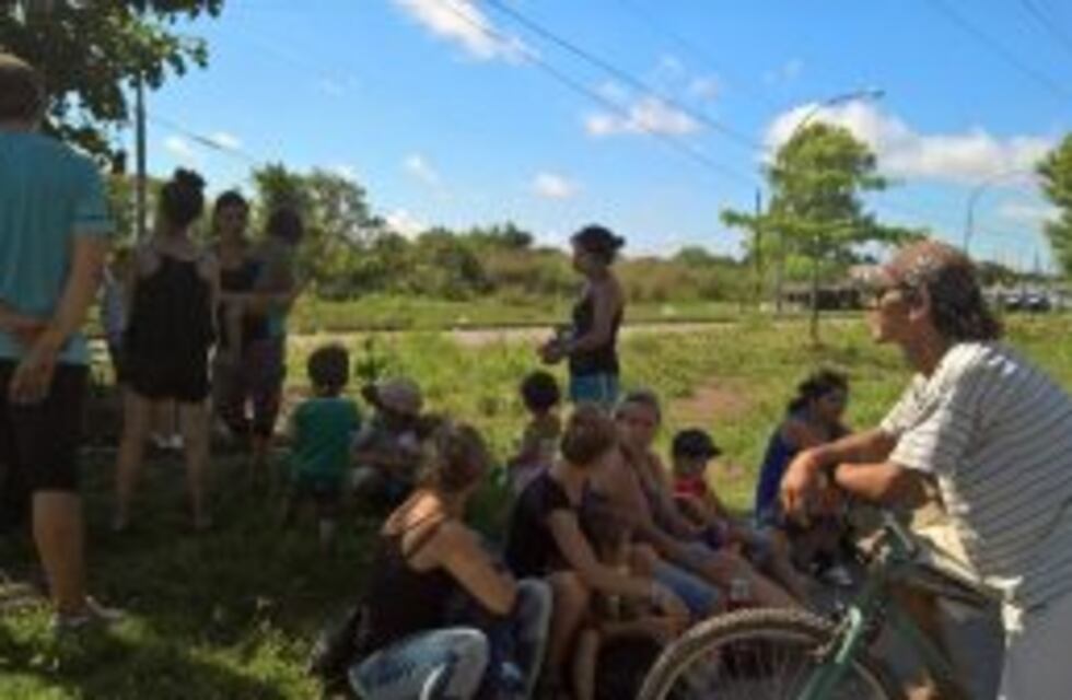Desalojaron a vecinos inundados en la zona sudoeste que habían ocupado un predio vecino