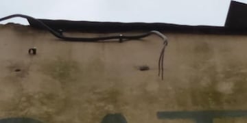 Los ladrones se llevaron las luminarias de la pared del frente de la escuela\u002E