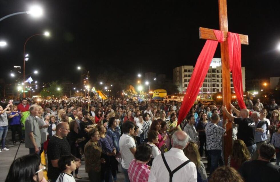 Multitudinario Vía Crucis por las calles de Carlos Paz