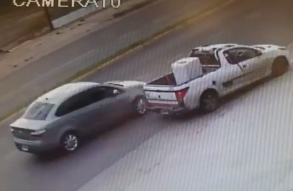 El video del choque que terminó con un utilitario contra un poste de luz