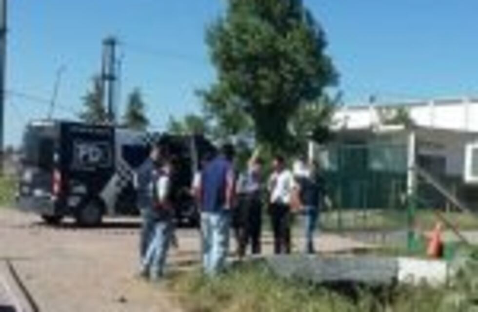 Una pareja que circulaba en moto cayó a una zanja y murió