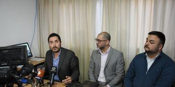 En conferencia\u002E Montiveros Chada, a la izquierda, y secretarios del juzgado\u002E Foto: El Diario de la República