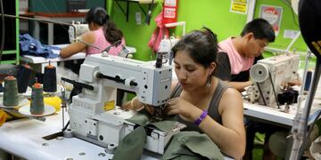Workers sew clothes at a stand at Gamarra textile cluster in Lima's district of la Victoria, Peru, April 24, 2017\u002E REUTERS/Mariana Bazo victoria peru tiendas del ramo textil de Gamarra negocios comercios locales venta de ropa talleres textiles vida cotidiana costureras empleados