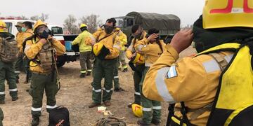 Brigadistas de la Policía Federal y Bomberos Voluntarios de Santa Fe regresarán para apagar las llamas en el Delta\u002E (Armada Argentina)