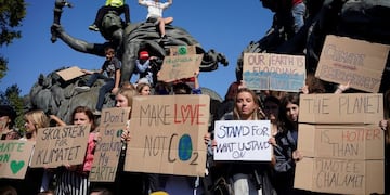 Los manifestantes sostienen pancartas mientras se reúnen en la estatua del Triunfo de la República durante la manifestación de la Global Climate Strike en la Place de la Nation en París, Francia, el viernes 20 de septiembre de 2019\u002E Crédito: Martin Barzilai / Bloomberg\u002E