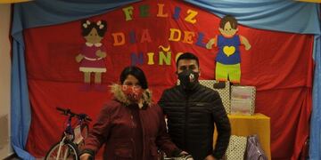 Tres Lagos: para festejar el Dia del Niño en caravana se entregaron juguetes casa por casa