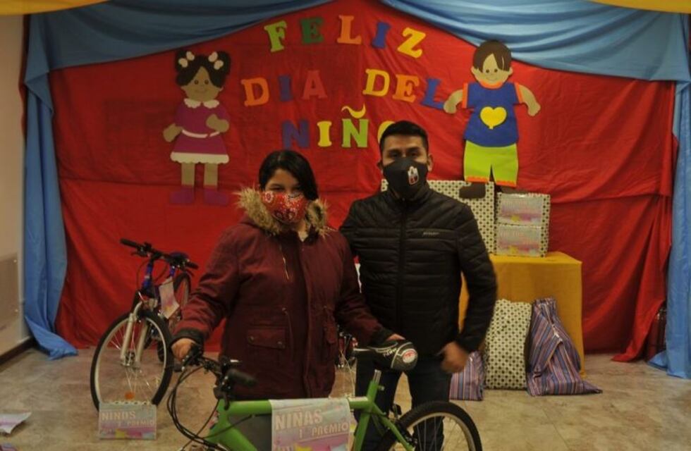 Tres Lagos: para festejar el Dia del Niño en caravana se entregaron juguetes casa por casa