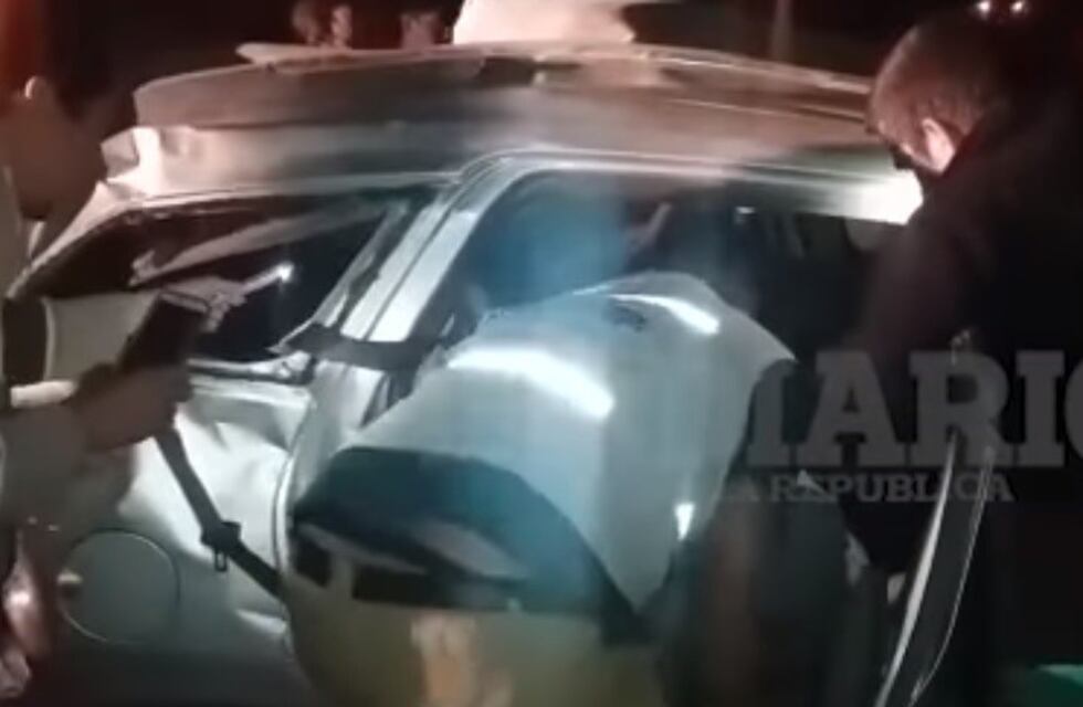 Mirá cómo rescatan a un anciano que se accidentó en su auto