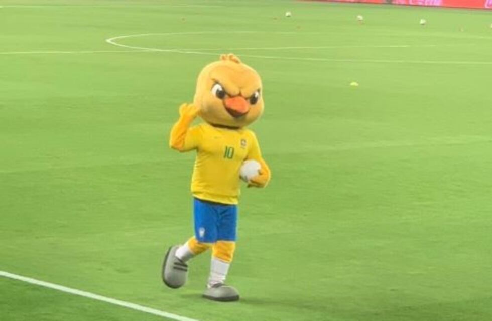 La mascota de Brasil deslumbró haciendo "jueguitos" en la previa al partido con Argentina