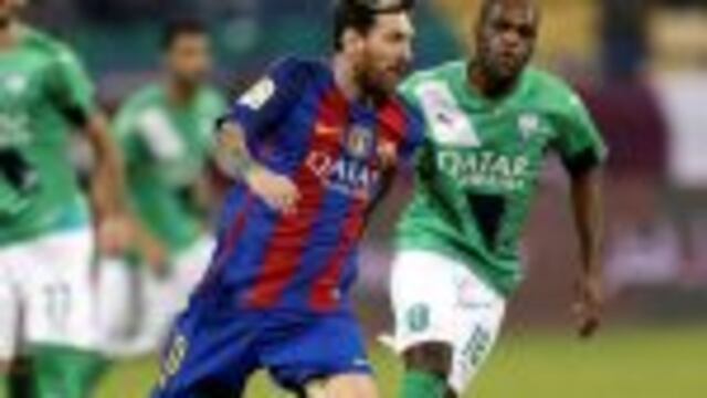 Football Soccer - Barcelona v Saudi Arabia's Al-Ahli - International Friendly Match - Doha, Qatar - 13/12/16 Barcelona's Lionel Messi fights for the ball with Saudi Arabia's Al-Ahli Luiz Carlos. REUTERS/Ibraheem Al Omari doha qatar lionel messi partido amistoso internacional futbol futbolistas partido al ahli barcelona