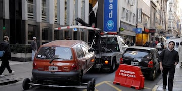 El gobierno porteño retira autos mal estacionados en el Microcentro (Foto: Leonardo Zavattaro/Télam)