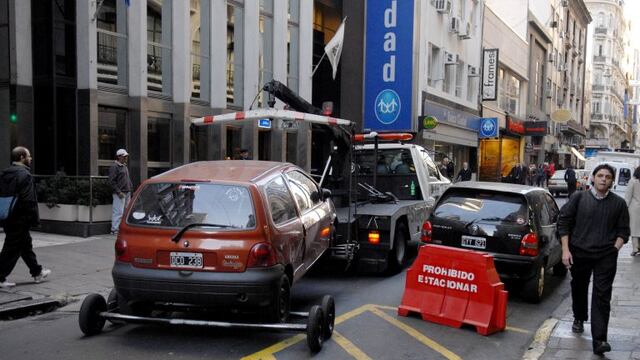 El gobierno porteño retira autos mal estacionados en el Microcentro (Foto: Leonardo Zavattaro/Télam)