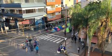 Tareferos acampan en el centro de Posadas, trabando la actividad de los negocios, según los comerciantes\u002E (Misiones Online)