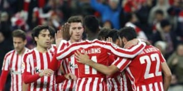 GRA314. BILBAO, 05/01/2017.- El delantero del Athletic Club de Bilbao Iu00f1aki Williams (c) celebra con sus compau00f1eros el segundo gol de su equipo durante el partido de ida de octavos de final de la Copa del Rey contra el FC Barcelona, que ambos equipos jueg