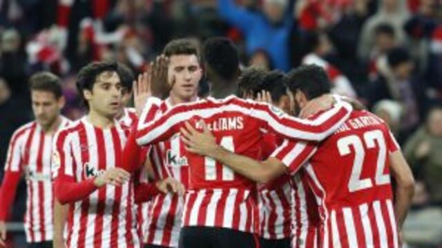 GRA314. BILBAO, 05/01/2017.- El delantero del Athletic Club de Bilbao Iu00f1aki Williams (c) celebra con sus compau00f1eros el segundo gol de su equipo durante el partido de ida de octavos de final de la Copa del Rey contra el FC Barcelona, que ambos equipos jueg