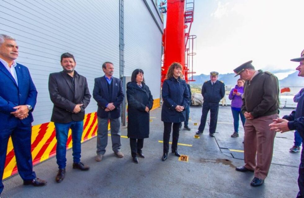 La vicegobernadora Mónica Urquiza visitó el buque rompehielos ARA Almirante Irízar.