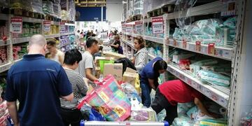 FOTODELDÍA - AME4595\u002E BUENOS AIRES (ARGENTINA), 14/03/2020\u002E- Muchas personas acuden a los supermercados en busca de comida y artículos de limpieza hoy sábado 14 de marzo en la ciudad de Buenos Aires (Argentina), luego de que ayer se confirmara la segunda muerte por Coronavirus\u002E EFE/Juan Ignacio Roncoroni
