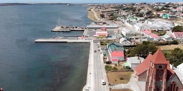 La Ross Road, costanera de la capital de las Malvinas, donde viven tres cuatros de la población isleña.