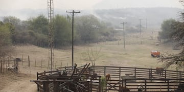 La lucha de efectivos de diferentes áreas contra el fuego en las sierras cordobesas\u002E (Foto: Gobierno de Córdoba)\u002E