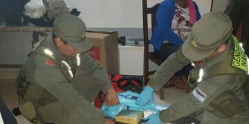Gendarmes muestran el pan de cocaína oculto dentro de uno de los triciclos\u002E (Gendarmería Nacional)
