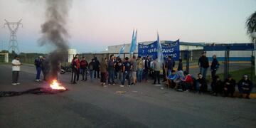 Empleados de Comercio protestaron frente a la sucursal de Carrefour sobre Circunvalaciu00f3n.