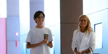 La conductora de televisión chilena Cecilia Bolocco se retira junto a su hijo Máximo Menem Bolocco de la Clínica Las Condes (DPA)\u002E