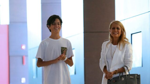 La conductora de televisión chilena Cecilia Bolocco se retira junto a su hijo Máximo Menem Bolocco de la Clínica Las Condes (DPA)\u002E